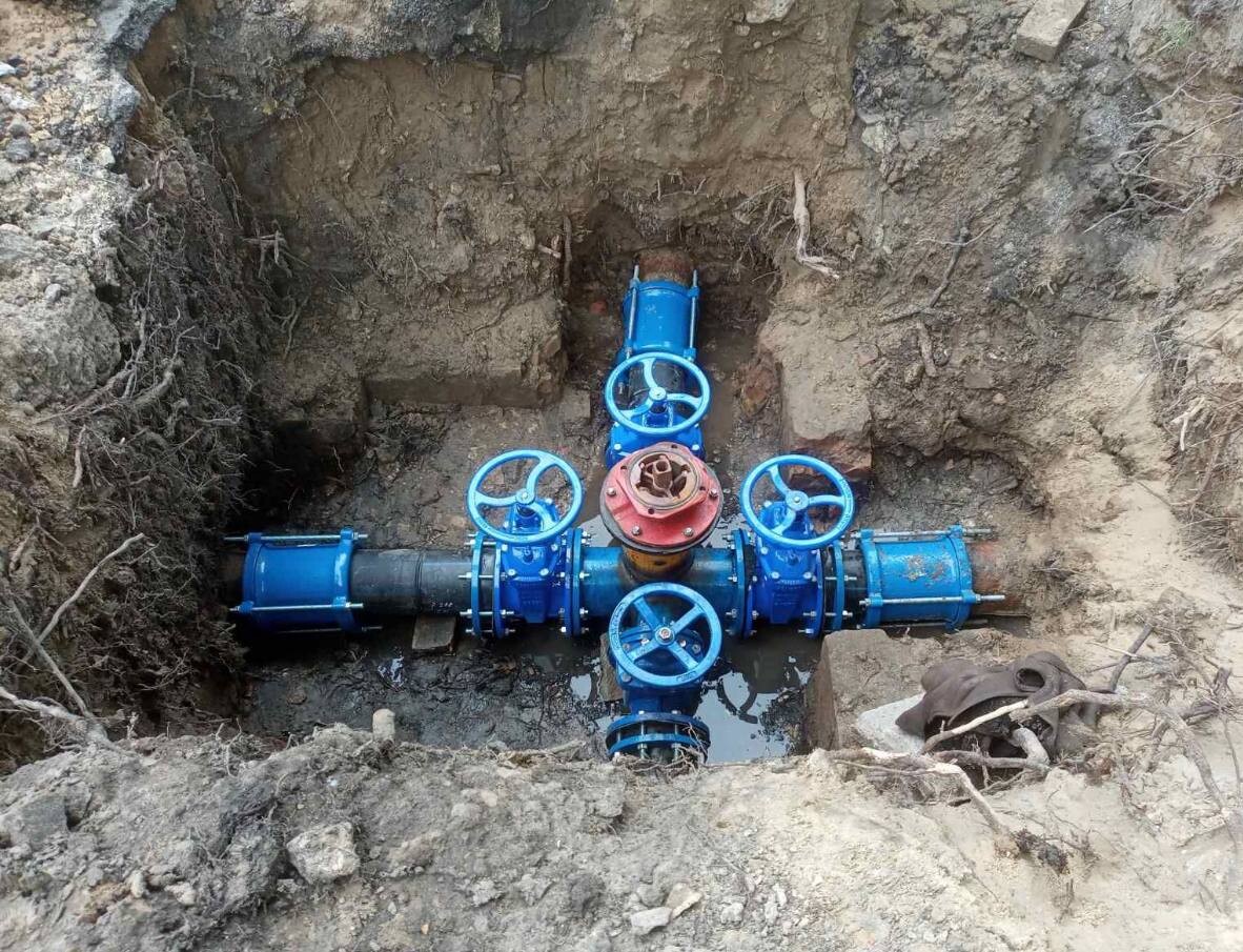 Змонтований водопровідний вузол із засувками у підготовленому котловані